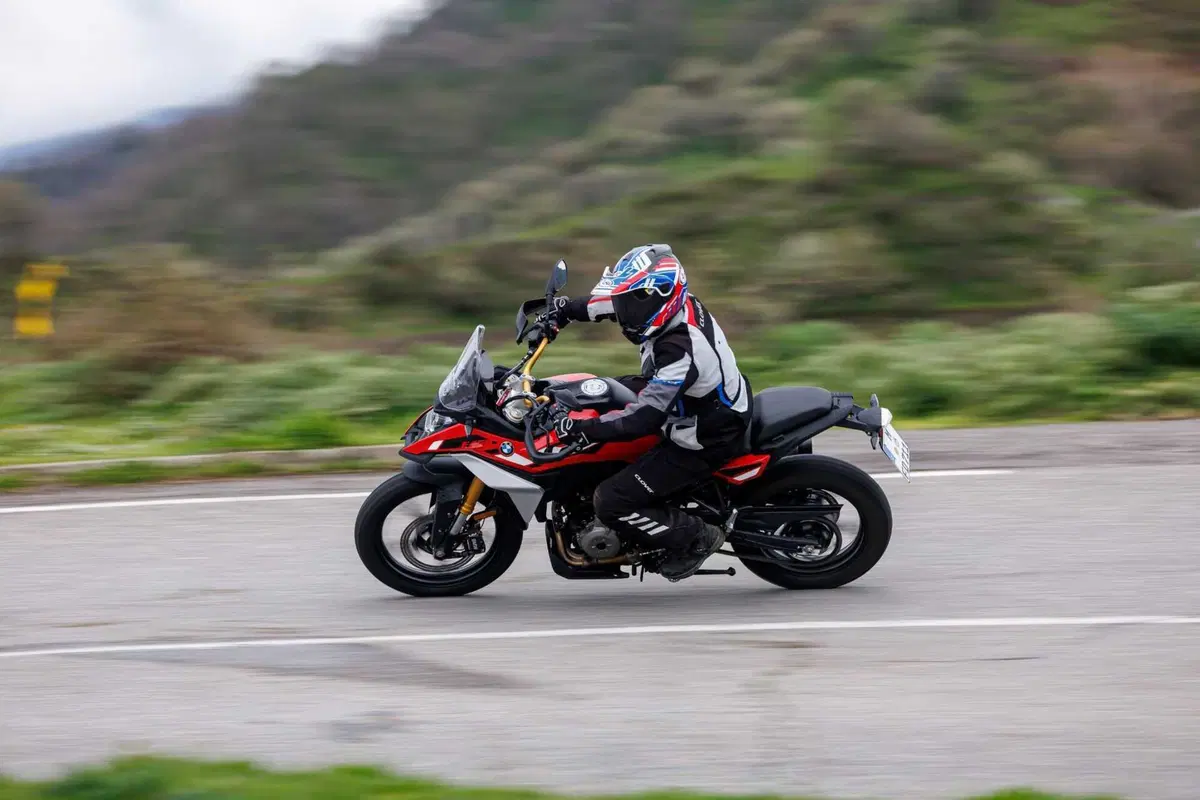 BMW F 450 GS 2026 test: pregi e difetti dell'attesissima adventure per patente A2 [VIDEO E GALLERY] (10)