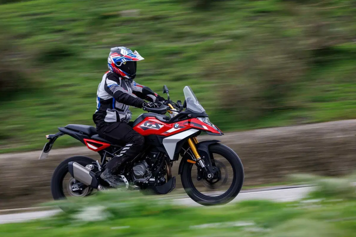 BMW F 450 GS 2026 test: pregi e difetti dell'attesissima adventure per patente A2 [VIDEO E GALLERY] (11)