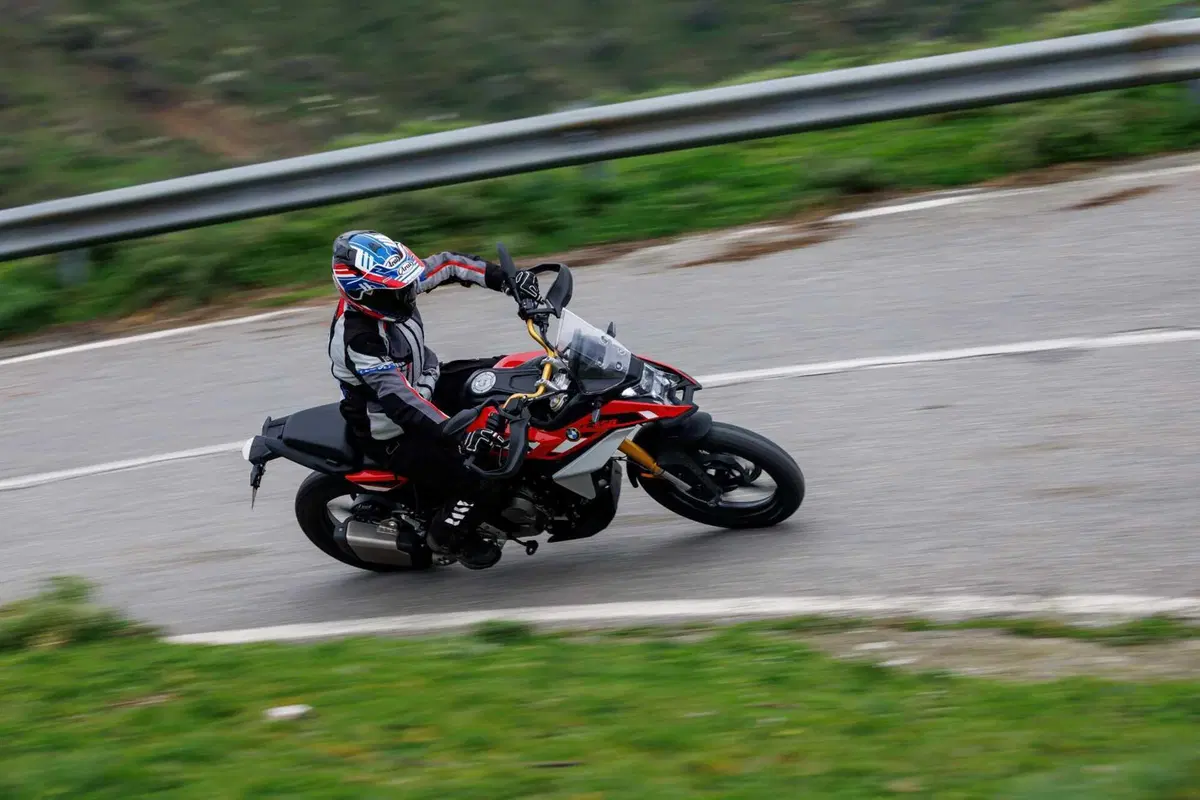 BMW F 450 GS 2026 test: pregi e difetti dell'attesissima adventure per patente A2 [VIDEO E GALLERY] (12)