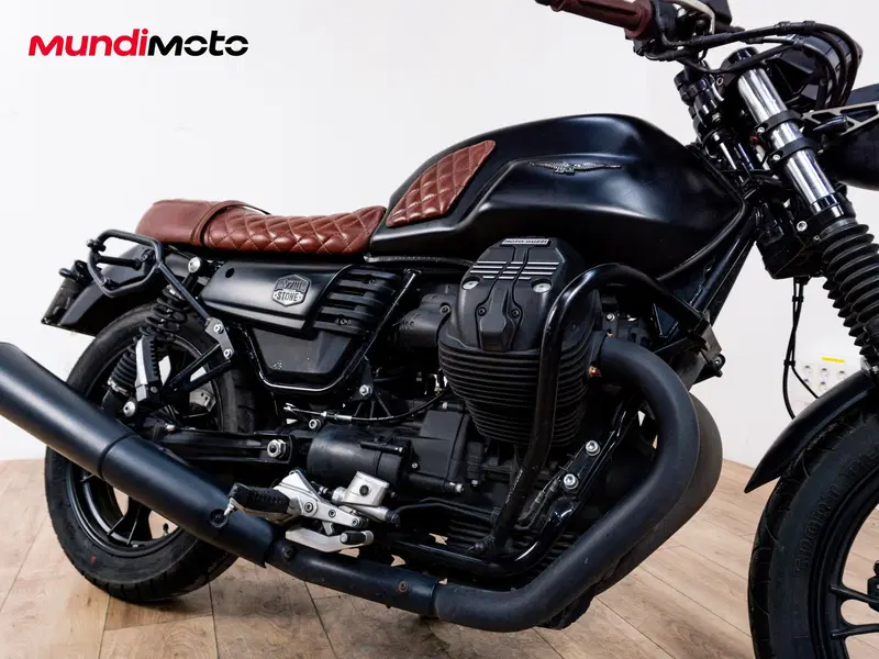 Moto Guzzi V7 III Stone (2017 - 20) (4)