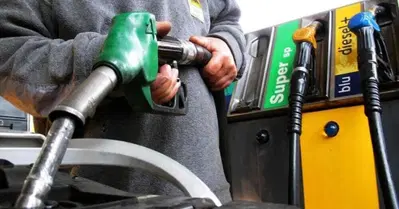 Rincaro Benzina, Taglio Accise per 20 Giorni: Governo Interviene con 25 Cent al Litro