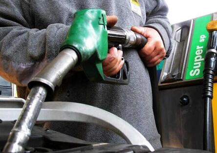 Rincaro Benzina, Taglio Accise per 20 Giorni: Governo Interviene con 25 Cent al Litro