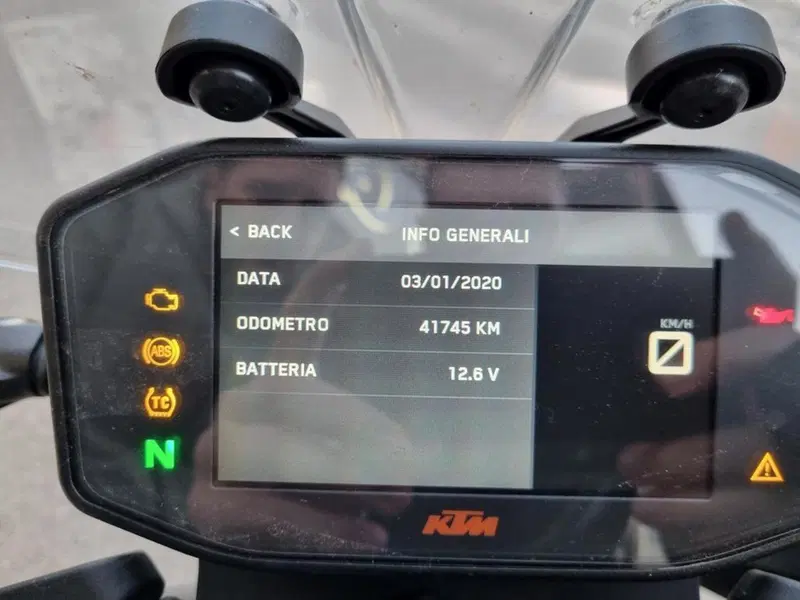 KTM 890 Duke R (2020) (11)