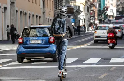 Monopattino truccato a 60 km/h nel centro di Pontedera: fermato e multato dalla polizia locale