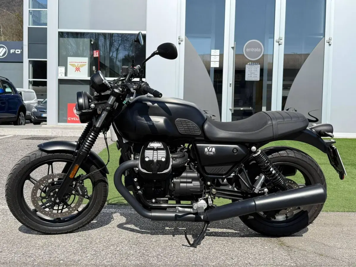 Moto Guzzi V7 Stone (2025 - 26) (3)