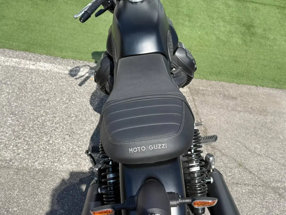 Moto Guzzi V7 Stone (2025 - 26) (17)