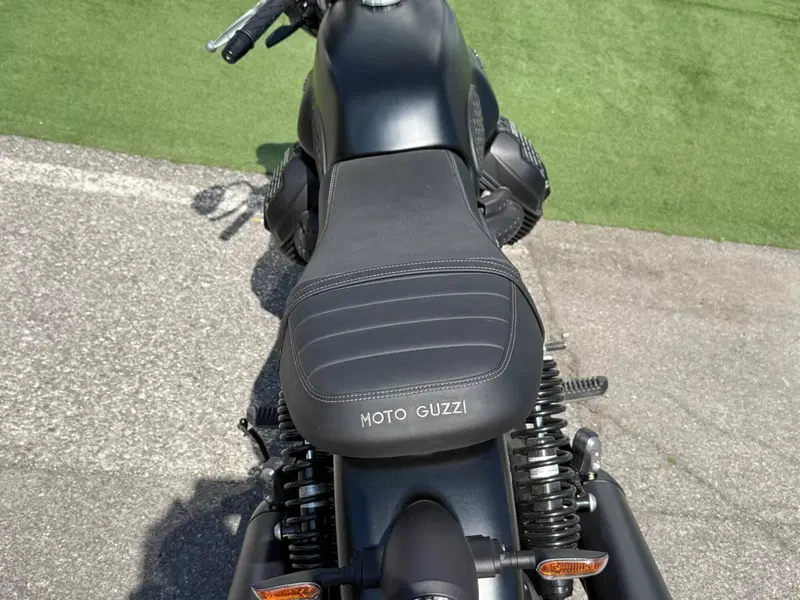 Moto Guzzi V7 Stone (2025 - 26) (17)