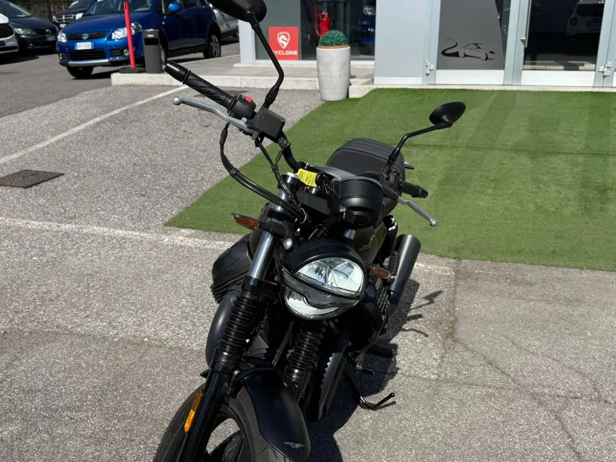Moto Guzzi V7 Stone (2025 - 26) (20)