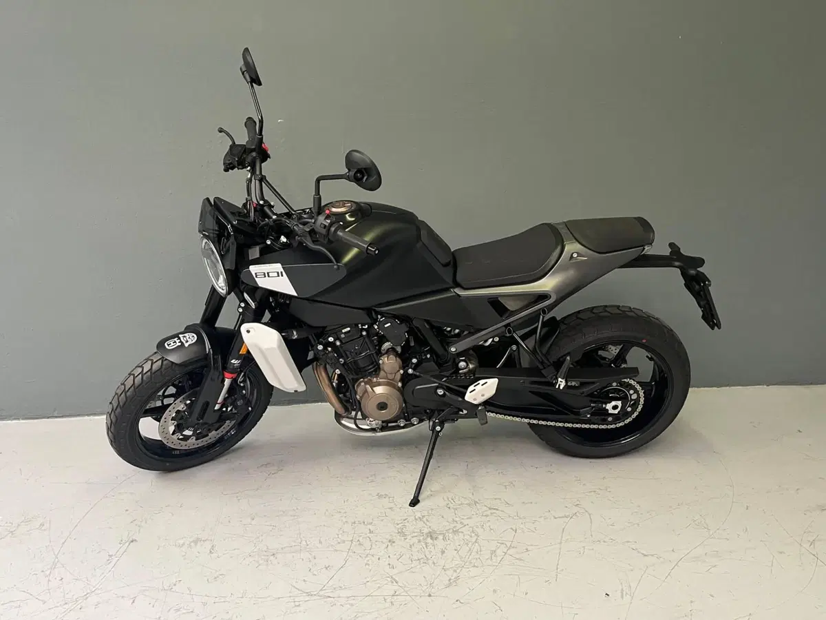 Husqvarna Svartpilen 801 L (2025 - 26) (2)