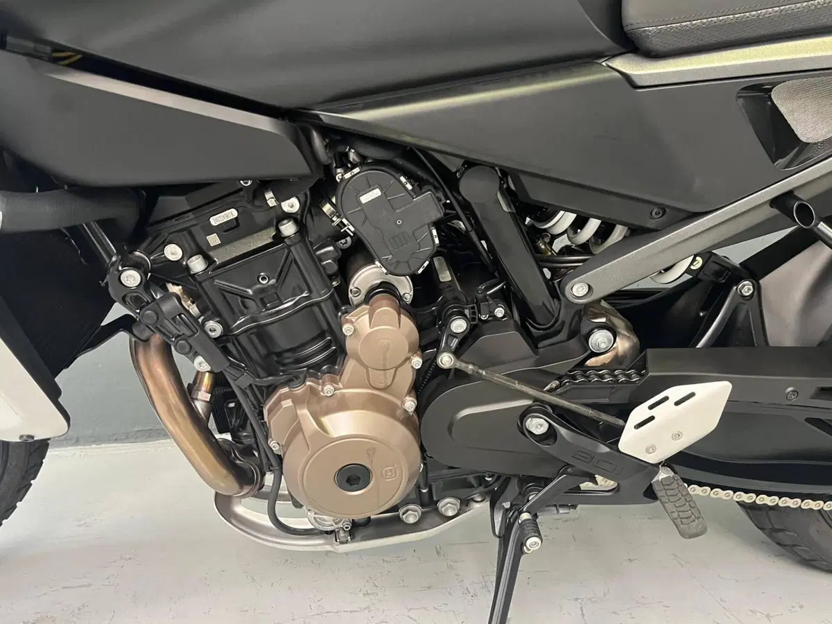 Husqvarna Svartpilen 801 L (2025 - 26) (5)