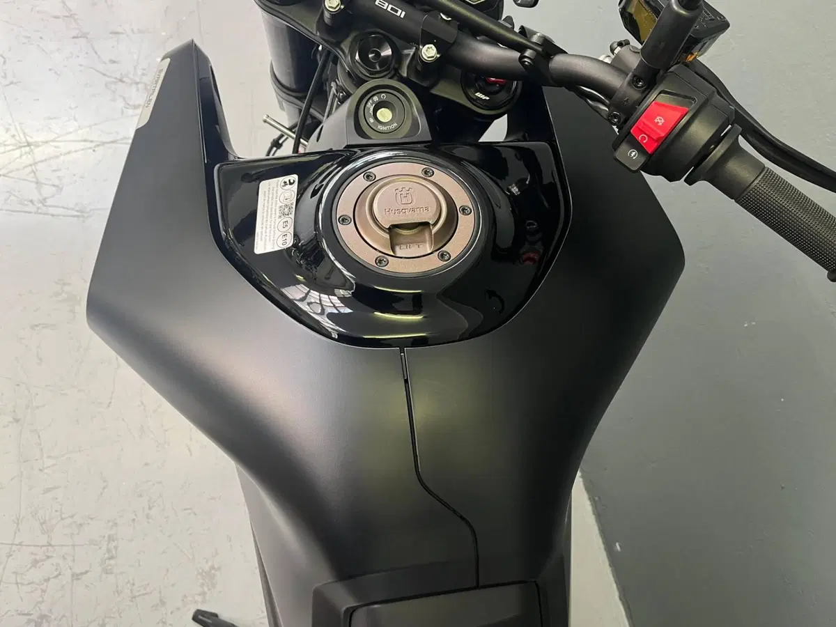 Husqvarna Svartpilen 801 L (2025 - 26) (10)