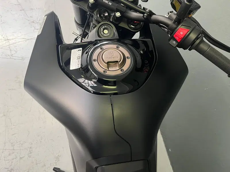Husqvarna Svartpilen 801 L (2025 - 26) (10)
