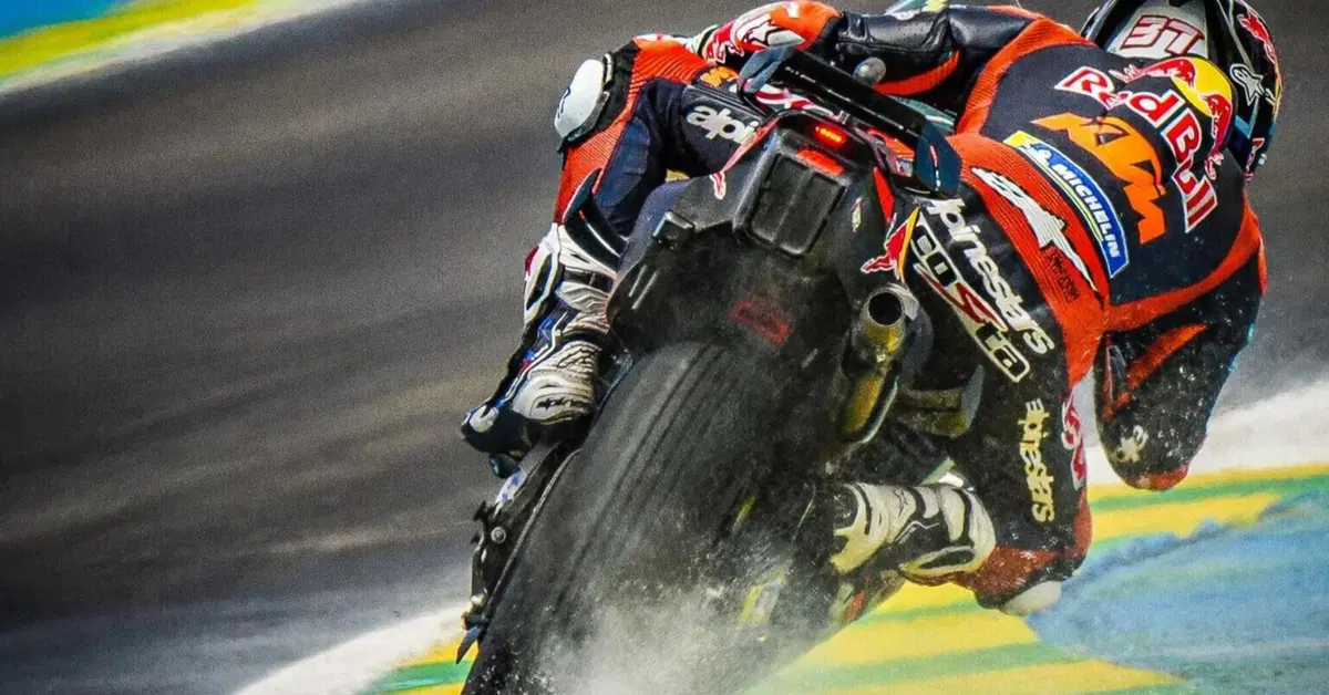 MotoGP 2026. GP del Brasile. FP1: Pedro Acosta 1&deg; su pista bagnata, poi Jack Miller e Marco Bezzecchi [CLASSIFICA]