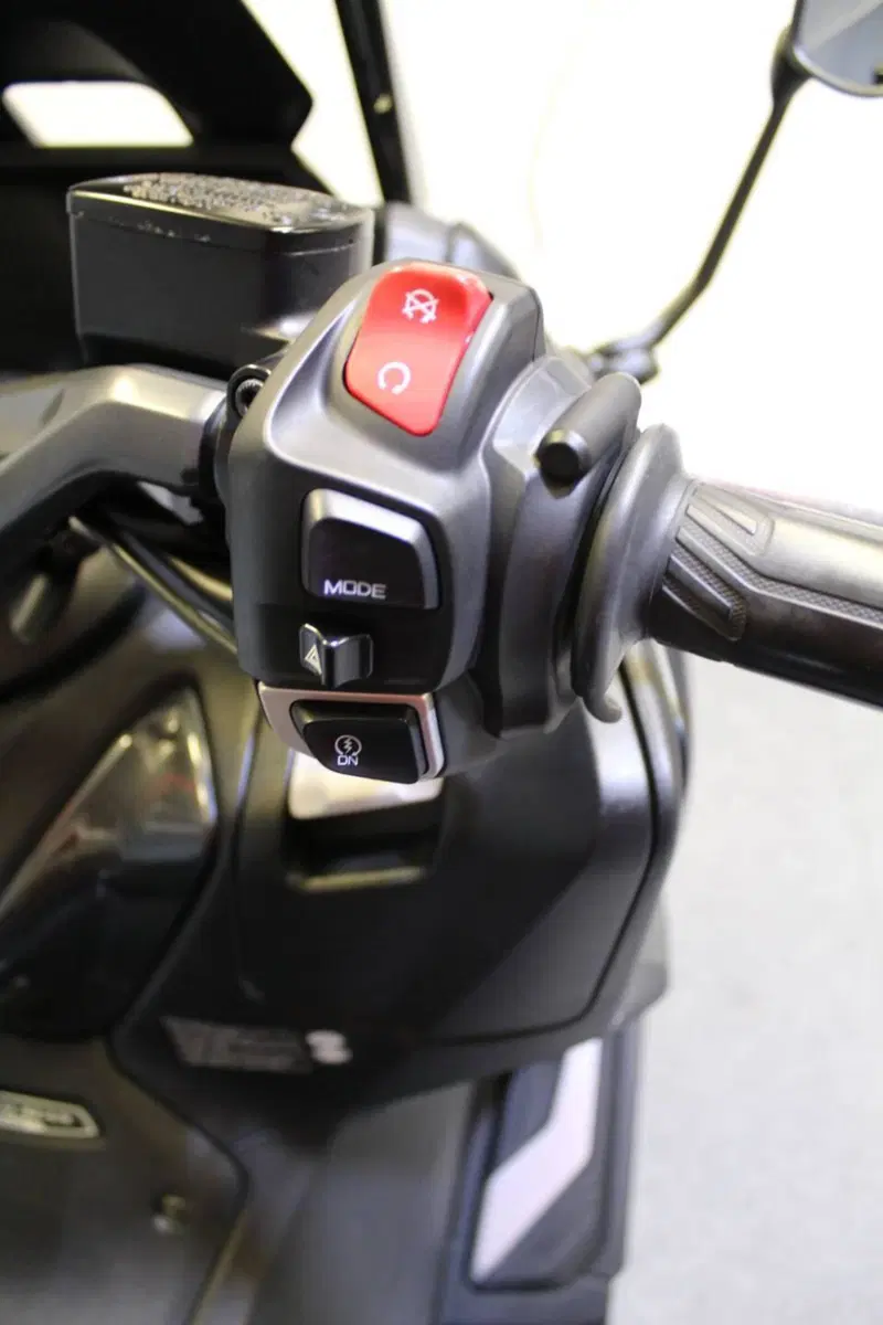 Yamaha T-Max 560 Tech Max (2022 - 24) (12)