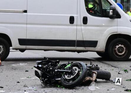 Milano, tragedia all’alba: scontro tra moto e taxi, morti due ventenni