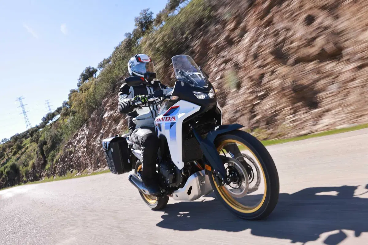 Prova Honda XL750 Transalp 2026: l’E-Clutch cambia la media adventure? [VIDEO] (2)