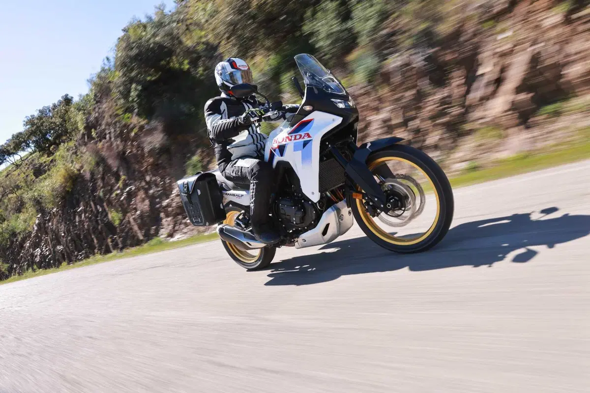 Prova Honda XL750 Transalp 2026: l’E-Clutch cambia la media adventure? [VIDEO] (6)