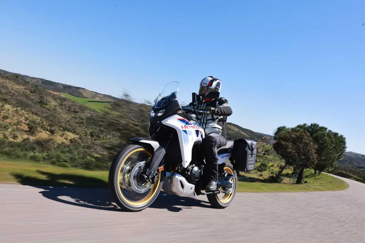 Prova Honda XL750 Transalp 2026: l’E-Clutch cambia la media adventure? [VIDEO]