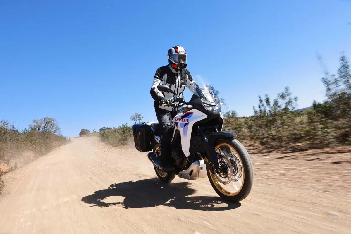Prova Honda XL750 Transalp 2026: l’E-Clutch cambia la media adventure? [VIDEO] (11)