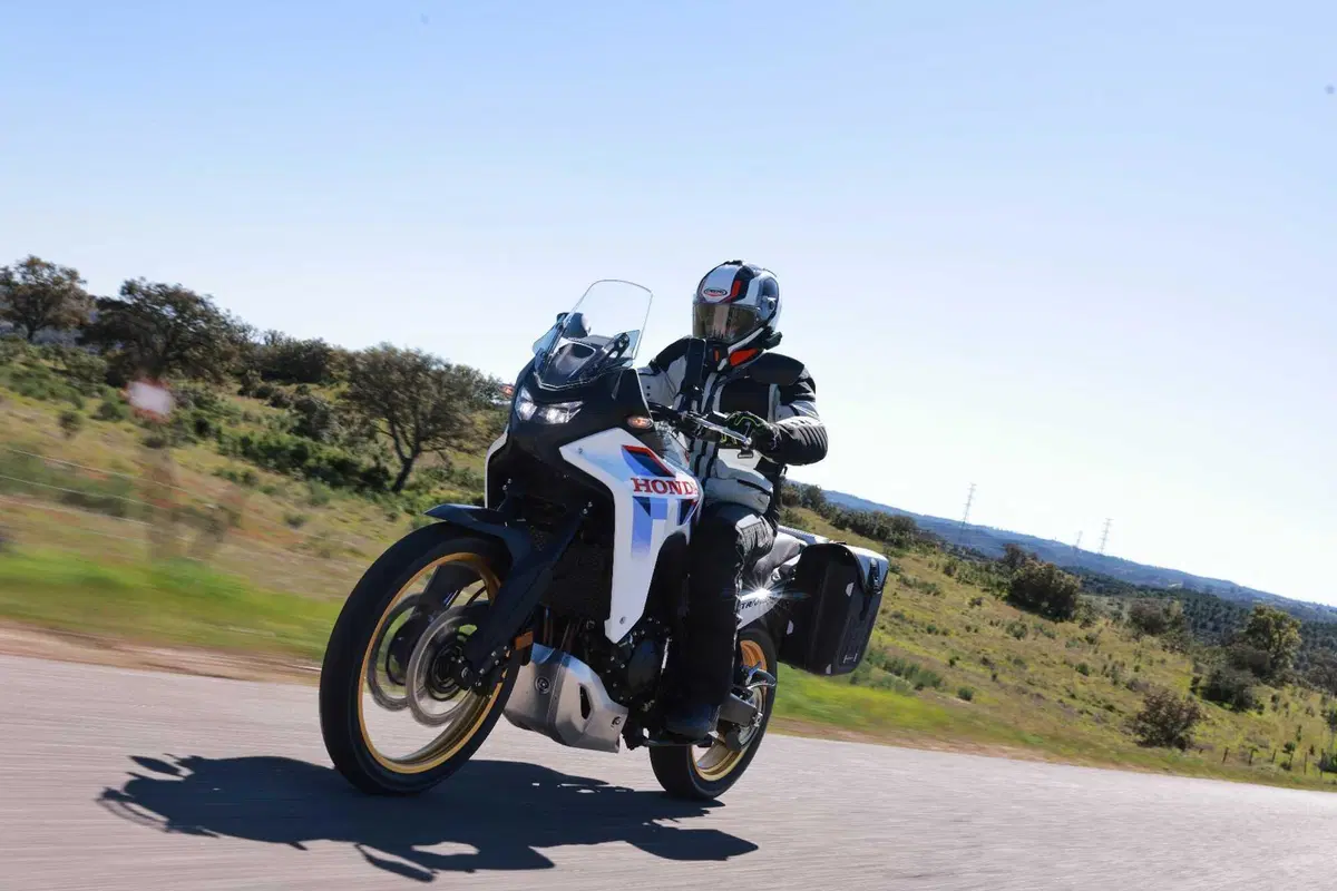 Prova Honda XL750 Transalp 2026: l’E-Clutch cambia la media adventure? [VIDEO] (8)