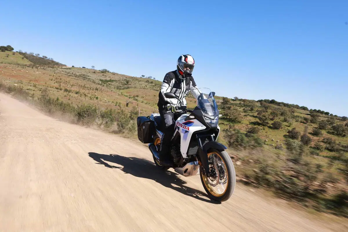 Prova Honda XL750 Transalp 2026: l’E-Clutch cambia la media adventure? [VIDEO] (5)