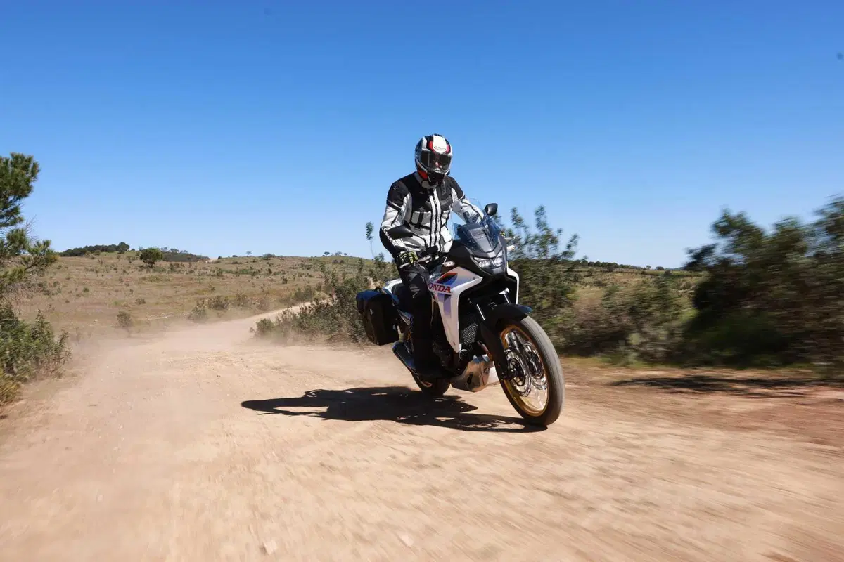 Prova Honda XL750 Transalp 2026: l’E-Clutch cambia la media adventure? [VIDEO] (3)