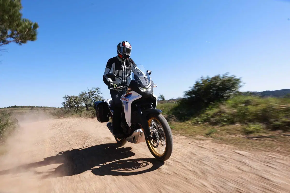 Prova Honda XL750 Transalp 2026: l’E-Clutch cambia la media adventure? [VIDEO] (10)