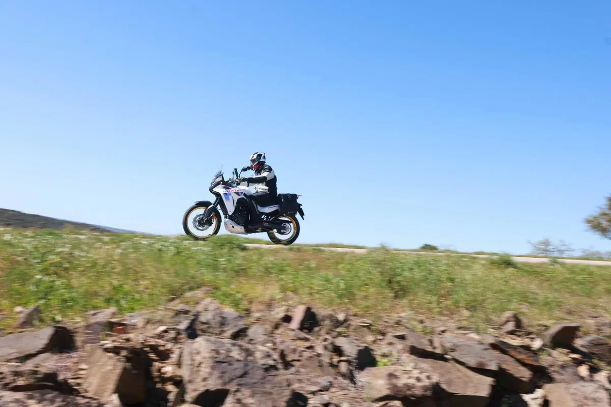 Prova Honda XL750 Transalp 2026: l’E-Clutch cambia la media adventure? [VIDEO] (9)