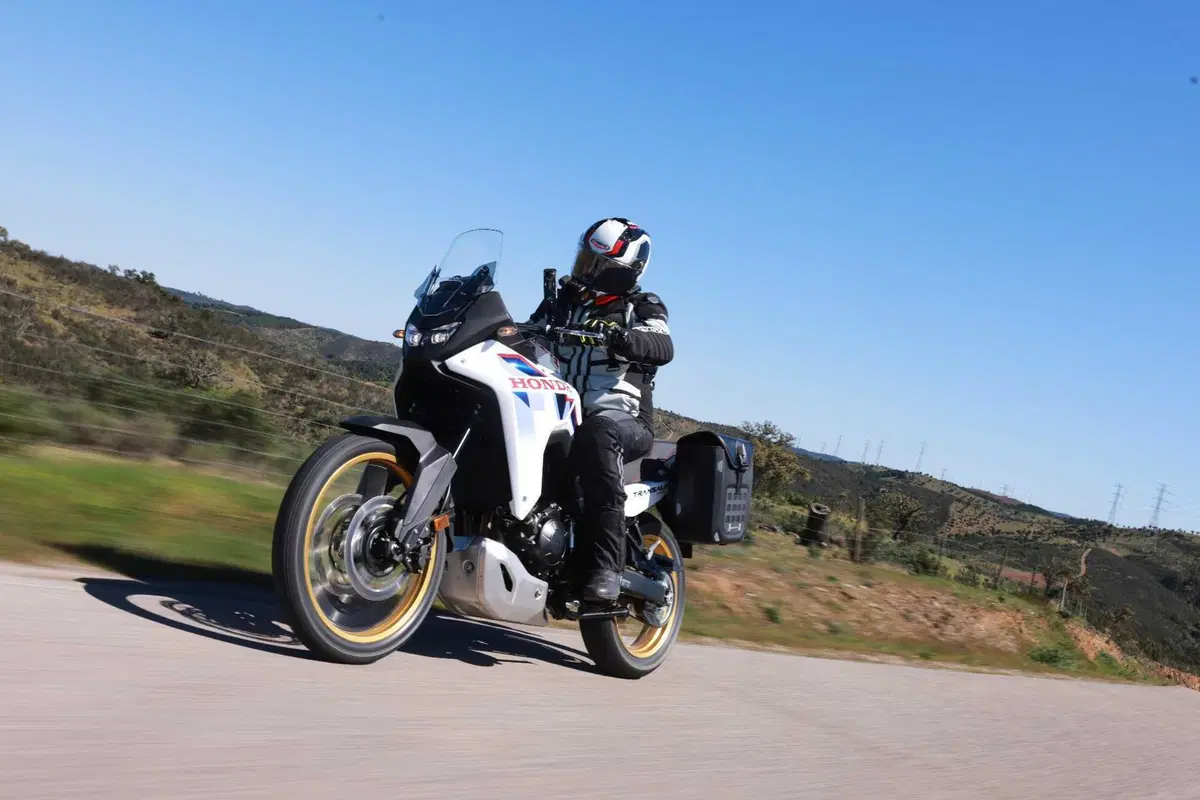 Prova Honda XL750 Transalp 2026: l’E-Clutch cambia la media adventure? [VIDEO] (12)
