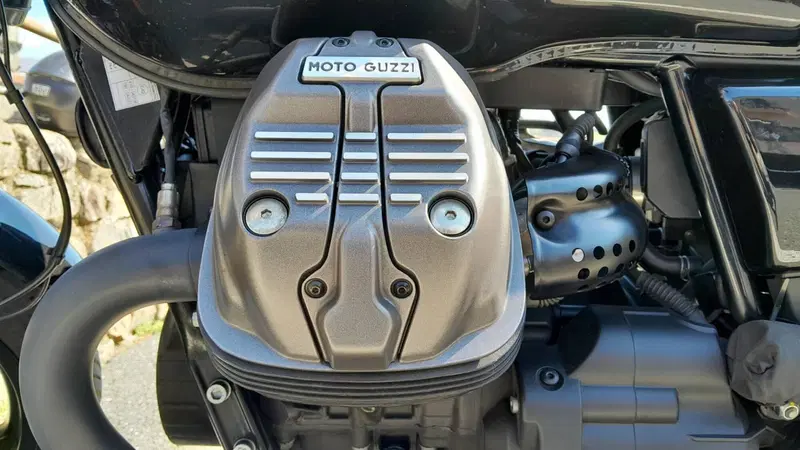 Moto Guzzi V7 Stone Special Edition (2022 - 25) (3)