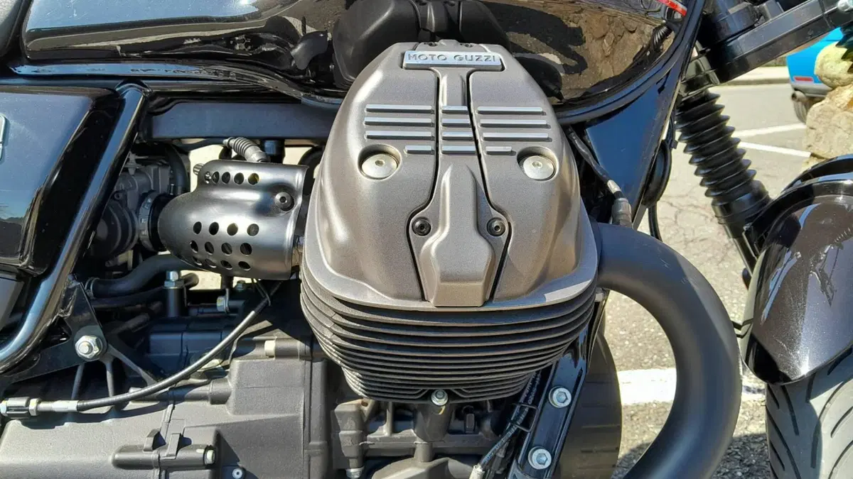 Moto Guzzi V7 Stone Special Edition (2022 - 25) (4)