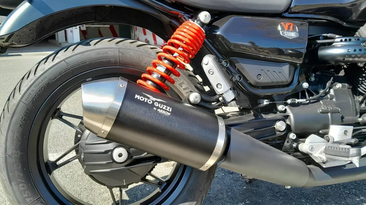 Moto Guzzi V7 Stone Special Edition (2022 - 25) (8)