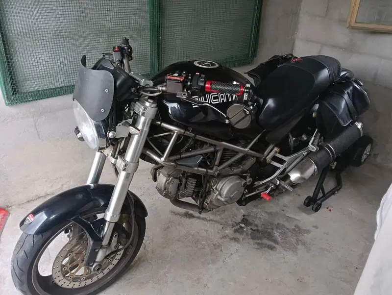 Ducati Monster 600 Dark (1998 - 01) (8)