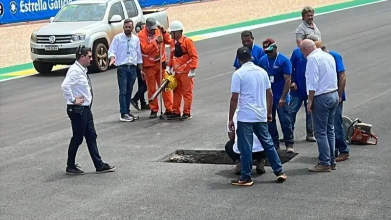 MotoGP 2026. GP del Brasile. Caos a Goiania: buco nella pista, programma sospeso. Resta solo la Sprint, qualifiche Moto2 e Moto3 rinviate