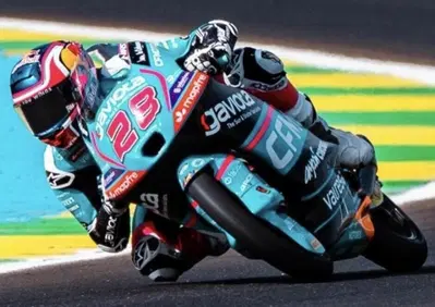 MotoGP 2026. GP del Brasile. Moto3: Maximo Quiles vince dopo la bandiera rossa. Super rimonta di Guido Pini, quinto. Caduto Matteo Bertelle [RISULTATI]