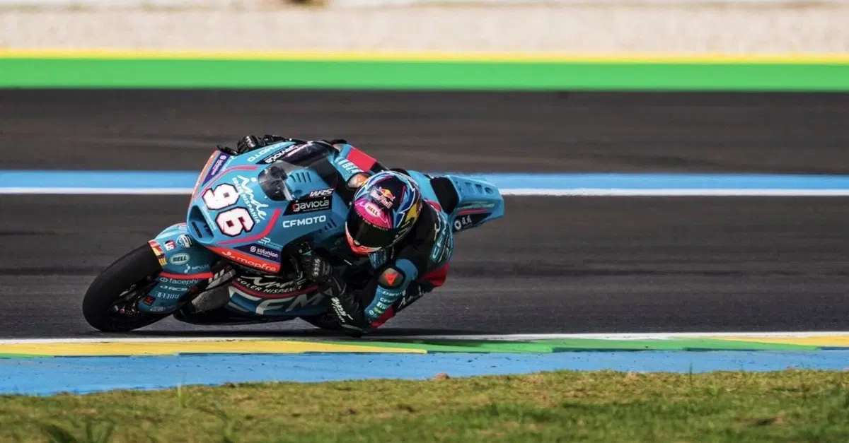 MotoGP 2026. GP del Brasile. Moto2: Dani Holgado domina e vince la gara davanti a Daniel Mu&ntilde;oz, Manu Gonzalez chiude il podio. Tony Arbolino primo italiano, settimo [RISULTATI]