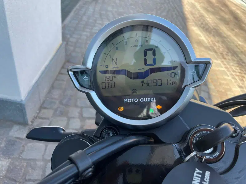 Moto Guzzi V7 Stone (2021 - 24) (5)