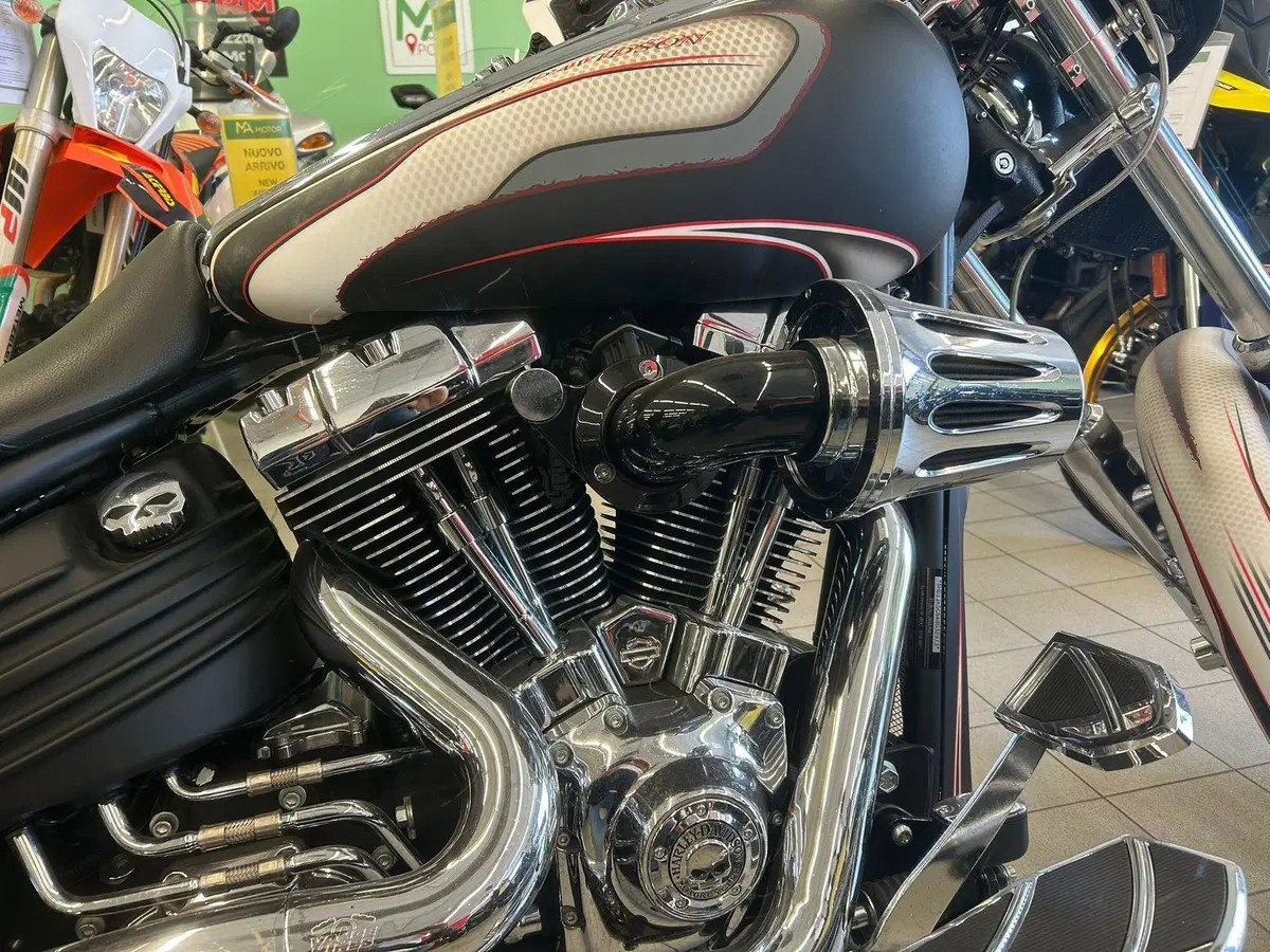 Harley-Davidson 1584 Rocker C (2009 - 11) - FXCWC (4)
