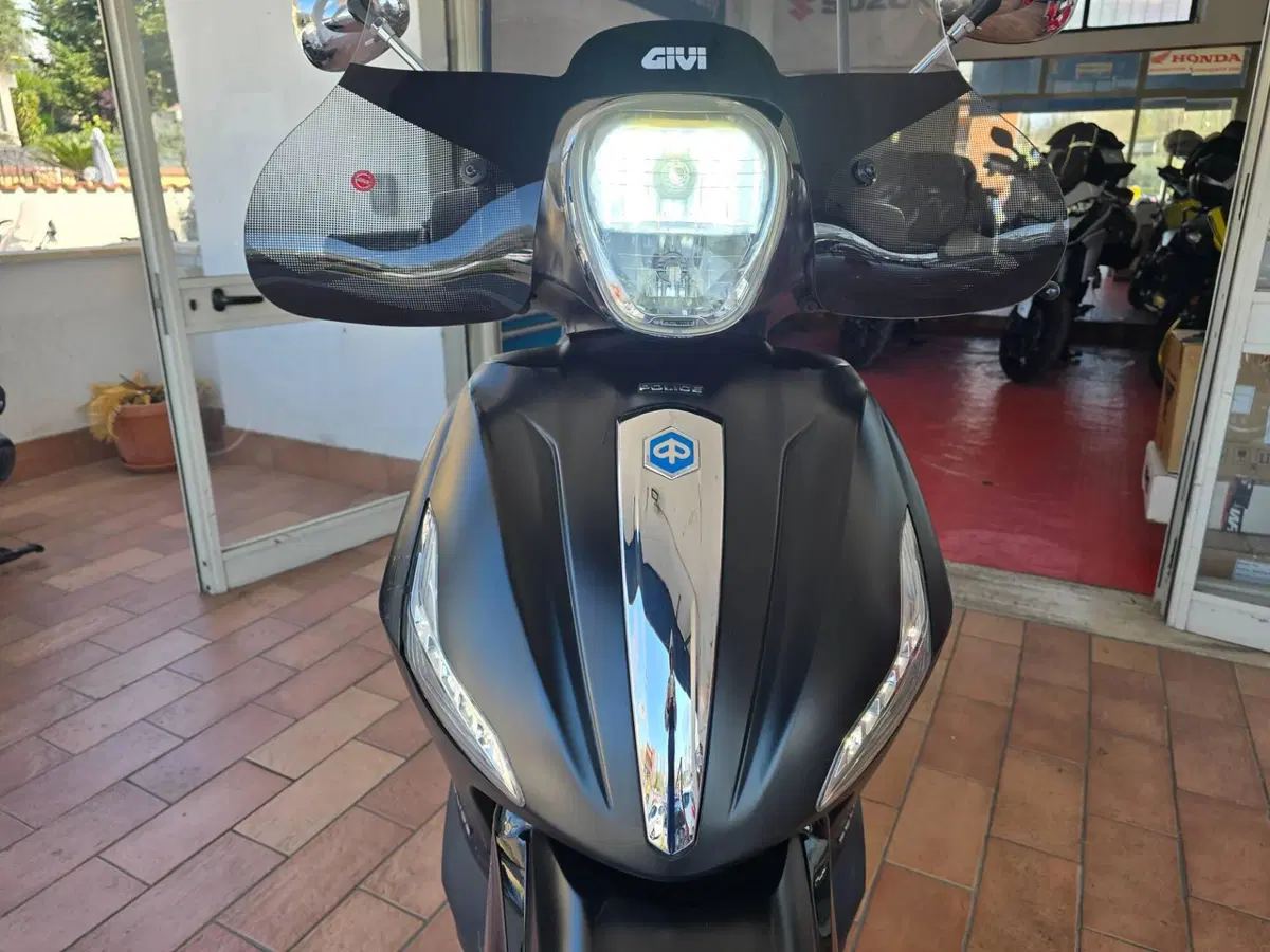 Piaggio Beverly 300 i.e. Police ABS-ASR (2017 - 20) (6)