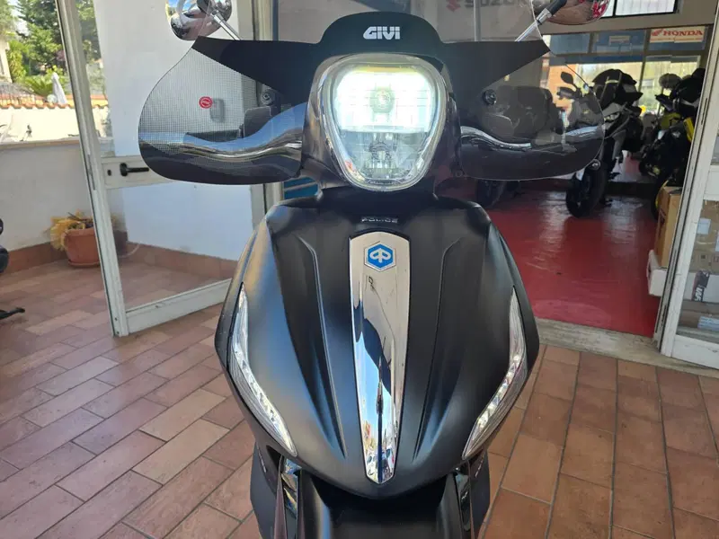 Piaggio Beverly 300 i.e. Police ABS-ASR (2017 - 20) (6)