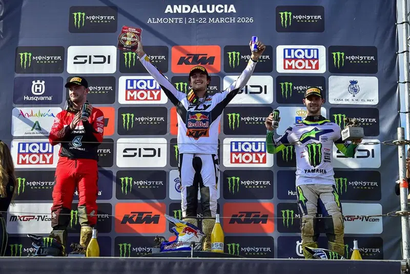 Primo podio in blu per Tim Gajser