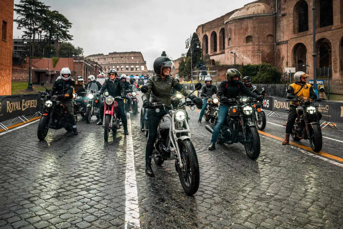 Il futuro e la storia di Royal Enfield in parata per la Maratona di Roma