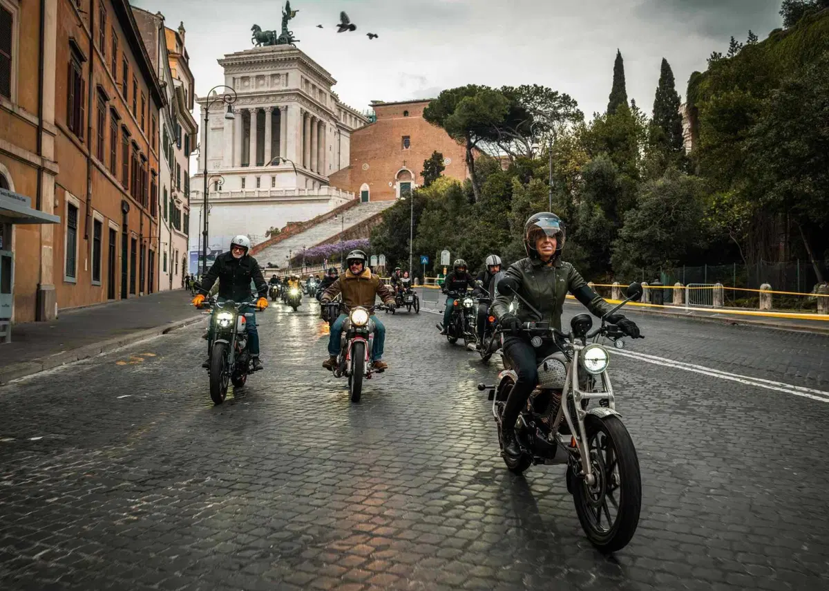 Il futuro e la storia di Royal Enfield in parata per la Maratona di Roma (2)