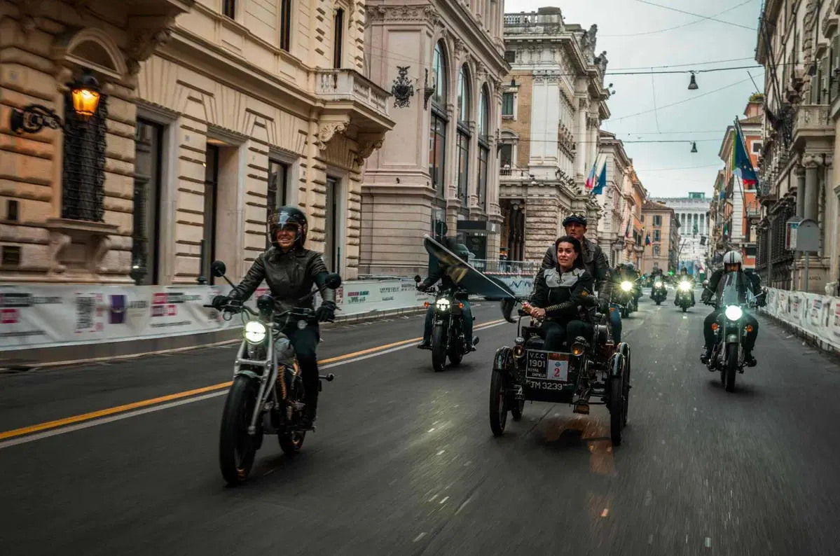 Il futuro e la storia di Royal Enfield in parata per la Maratona di Roma (3)