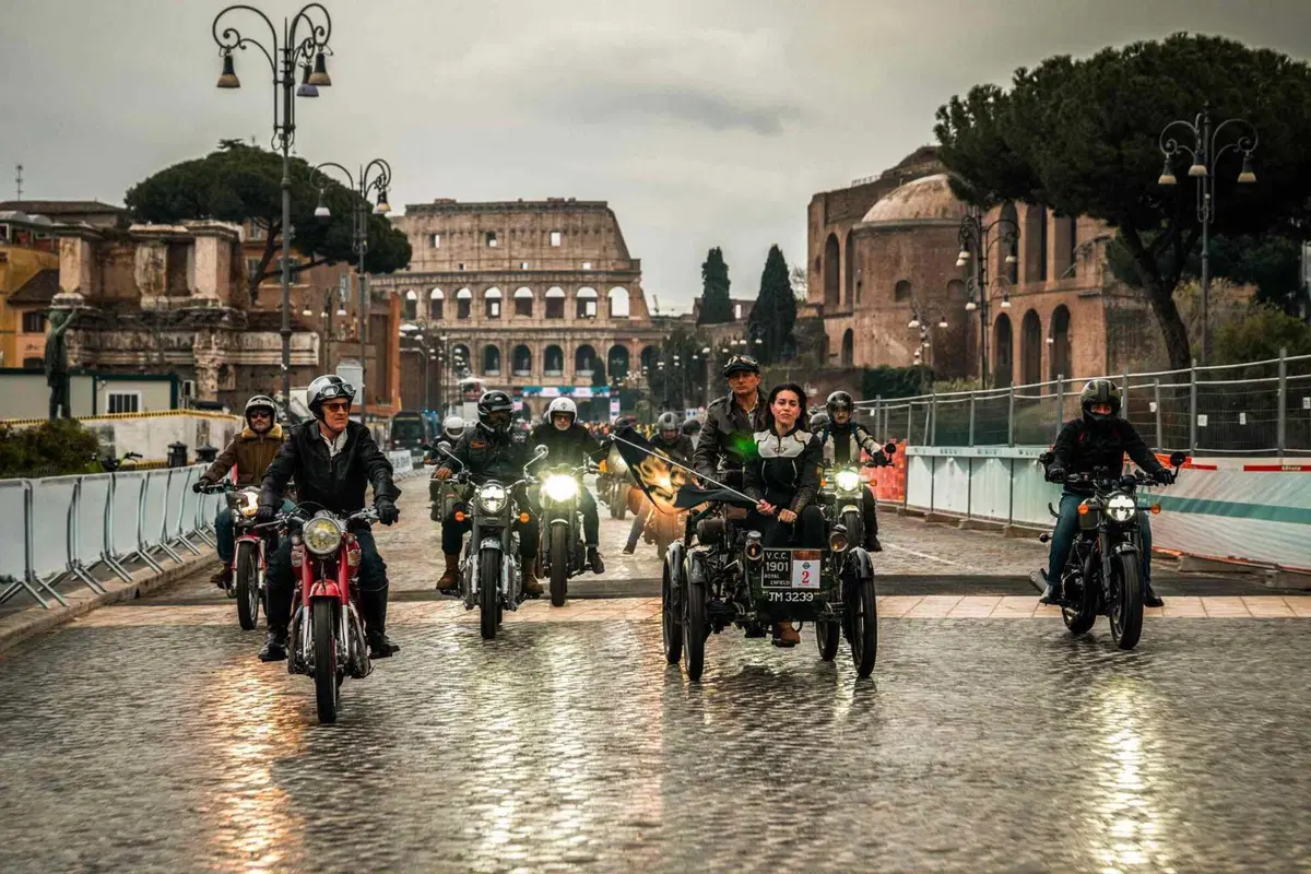 Il futuro e la storia di Royal Enfield in parata per la Maratona di Roma (4)