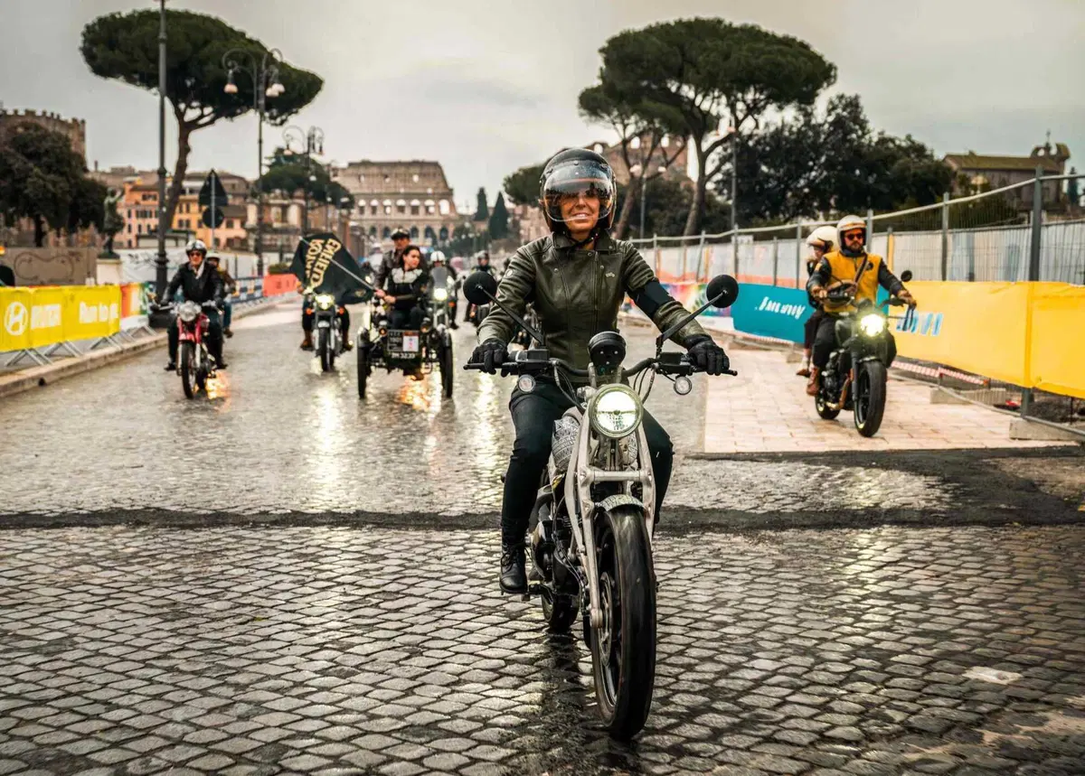 Il futuro e la storia di Royal Enfield in parata per la Maratona di Roma (5)