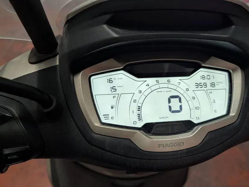 Piaggio Beverly 400 ABS-ASR (2021 - 24) (2)