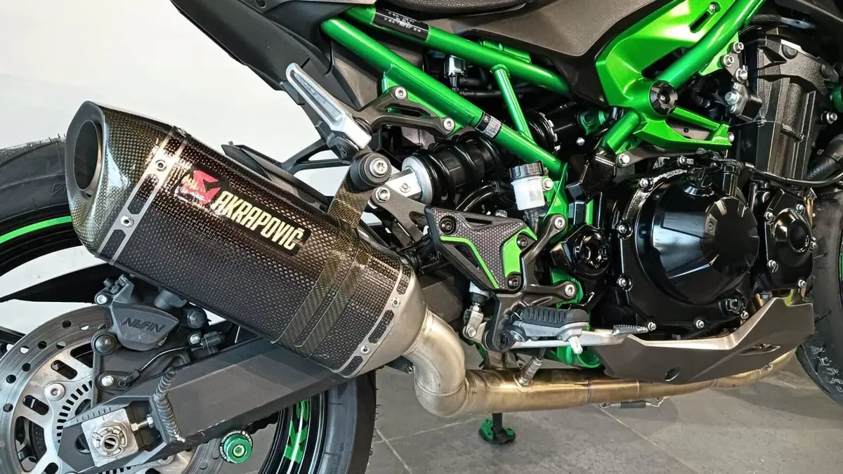 Kawasaki Z 900 (2025 - 26) (8)