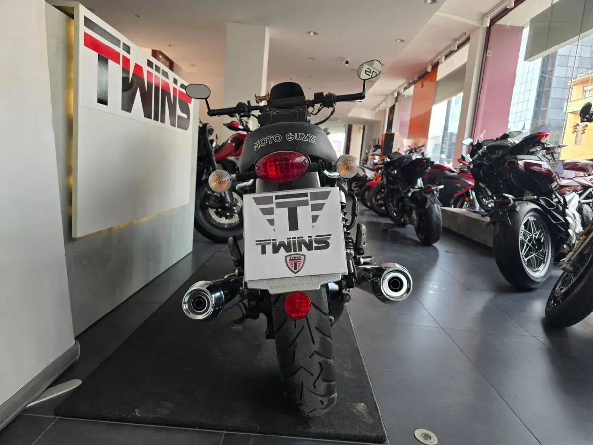 Moto Guzzi V7 II Stone (2015 - 17) (7)