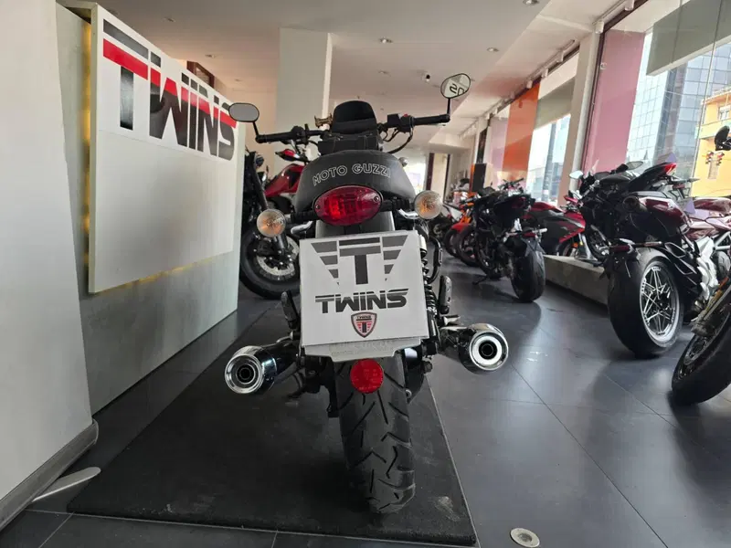 Moto Guzzi V7 II Stone (2015 - 17) (7)